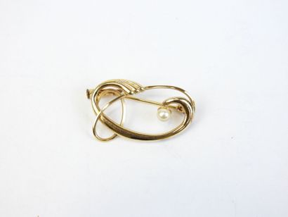 BROCHE or jaune 750/1000° ornée d'une perle....