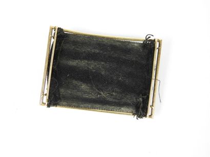 BOUCLE en or gris et jaune 750/1000° à décor...