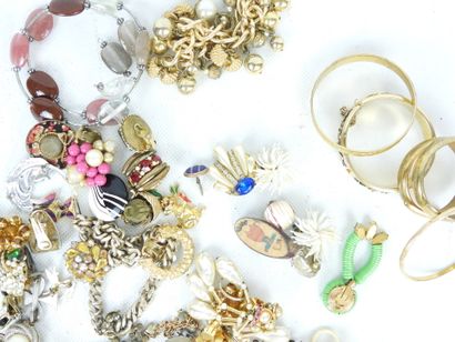 BIJOUX FANTAISIE. Lot comprenant bracelets,...
