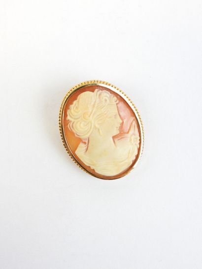 BROCHE camée en or jaune 750/1000°. Poids...