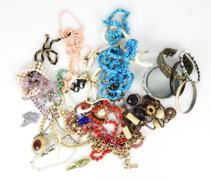 BIJOUX FANTAISIE. Lot comprenant colliers,...