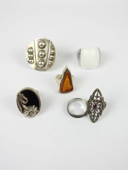 BIJOUX FANTAISIE. Lot de cinq bagues en argent...
