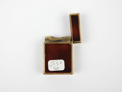 S.T. DUPONT - Paris. Briquet en métal doré...