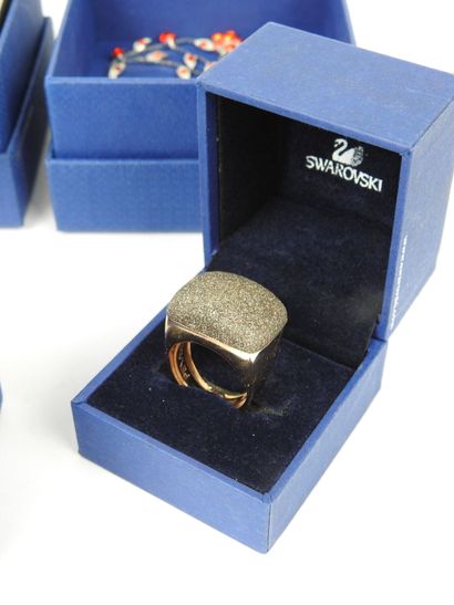 SWAROVSKI. Réunion d'un collier à décor de...