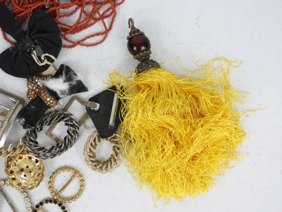BIJOUX FANTAISIE. Lot comprenant pompon,...