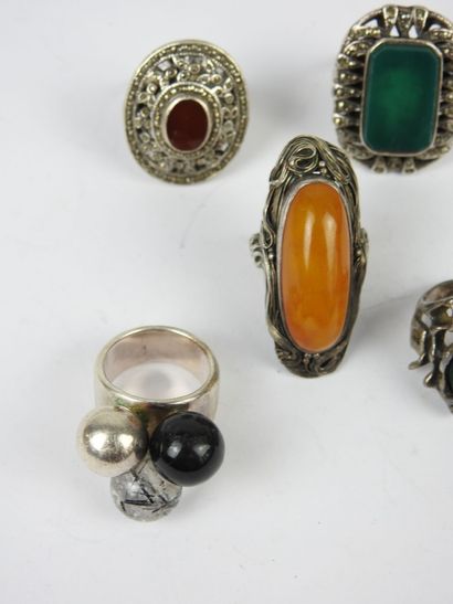 BIJOUX FANTAISIE. Lot de cinq bagues en argent...