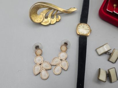 Lot de 7 bijoux fantaisie en métal doré comprenant...