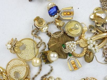 BIJOUX FANTAISIE. Lot comprenant bracelets,...