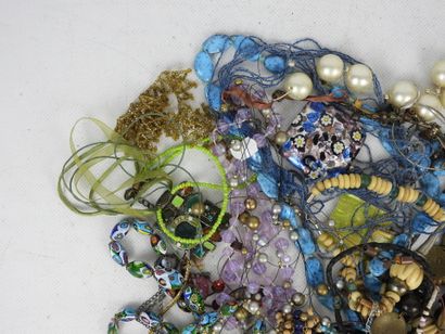 BIJOUX FANTAISIE. Lot comprenant bracelets,...