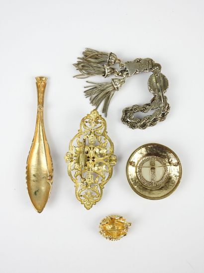 Cinq BROCHES fantaisie en métal dont Sat...