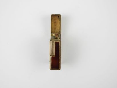 S.T. DUPONT - Paris. Briquet en métal doré...