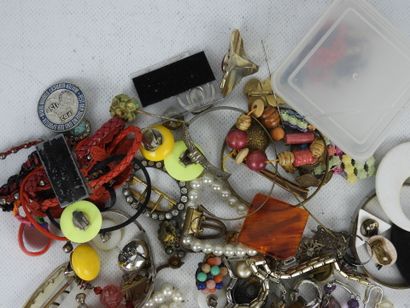 BIJOUX FANTAISIE. Lot comprenant bracelets,...