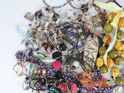 BIJOUX FANTAISIE. Lot comprenant bracelets,...