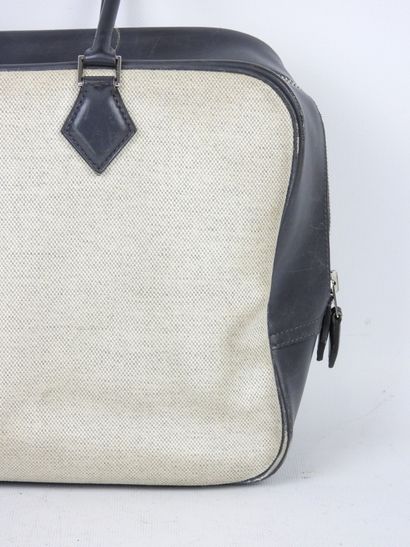 HERMES - Paris. Handbag in feather canvas...
