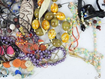 BIJOUX FANTAISIE. Lot comprenant bracelets,...
