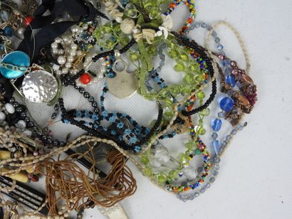BIJOUX FANTAISIE. Lot comprenant bracelets,...