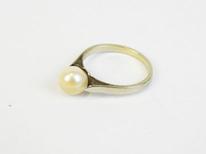 BAGUE en or blanc 750/1000° ornée d'une perle....