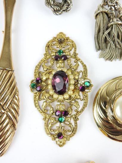 Cinq BROCHES fantaisie en métal dont Sat...