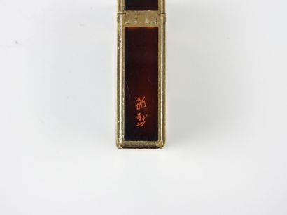 S.T. DUPONT - Paris. Briquet en métal doré...