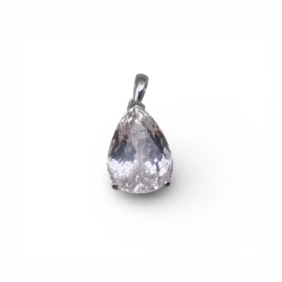 Pendentif en or gris 750 millièmes centrée...