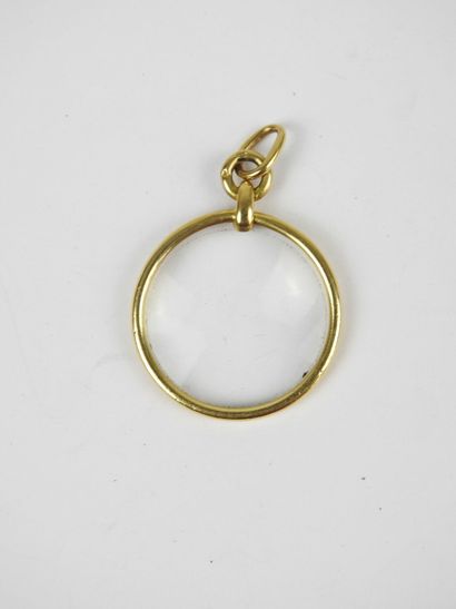 PENDENTIF loupe, monture en or jaune 750/1000°....