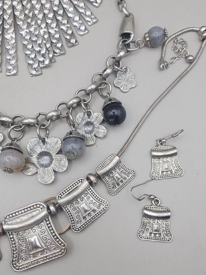 LOT de 7 bijoux comprenant une paire de boucles...