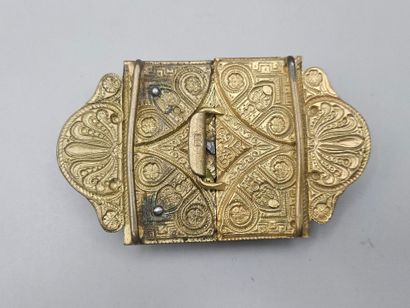 PF. 
Boucle de ceinture en laiton à motifs...