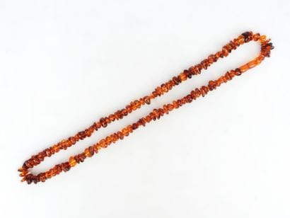 NECKLACE in amber glass. L.68 cm. Weight...