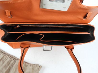 LE TANNEUR. Sac à main Nina en cuir orange....