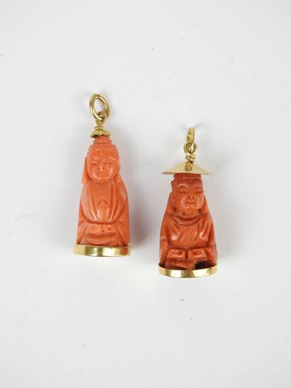 Deux PENDENTIFS personnages en corail, monture...