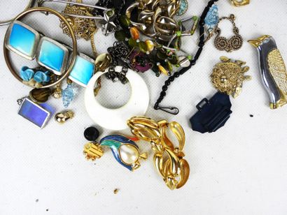 BIJOUX FANTAISIE. Lot comprenant bracelets,...