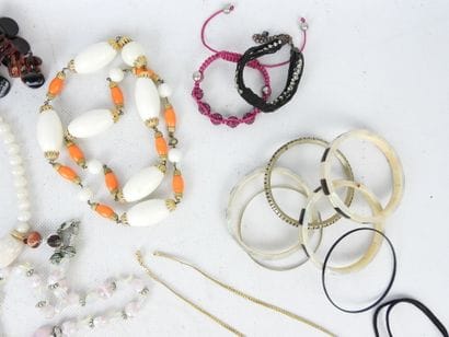 BIJOUX FANTAISIE. Lot comprenant bracelets,...