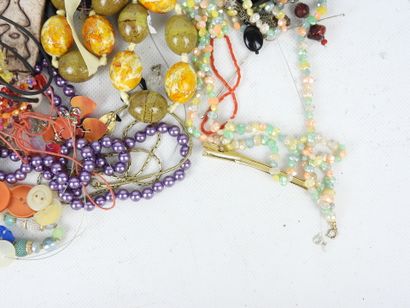 BIJOUX FANTAISIE. Lot comprenant bracelets,...