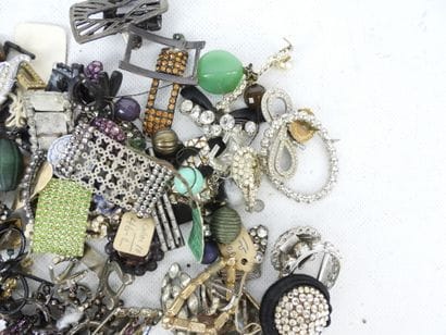 BIJOUX FANTAISIE. Lot comprenant broches,...
