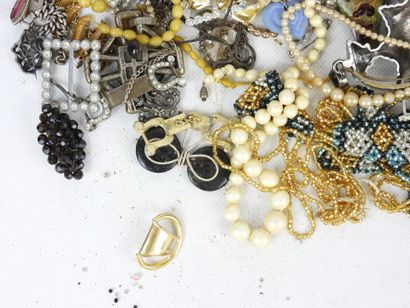 BIJOUX FANTAISIE. Lot comprenant bracelets,...