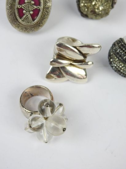 BIJOUX FANTAISIE. Lot de cinq bagues en argent...