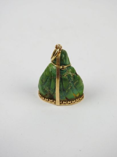 PENDENTIF en pierre dure représentant un...