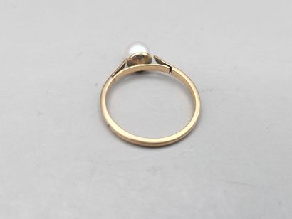 BAGUE en or jaune 750 millièmes centrée d'une...