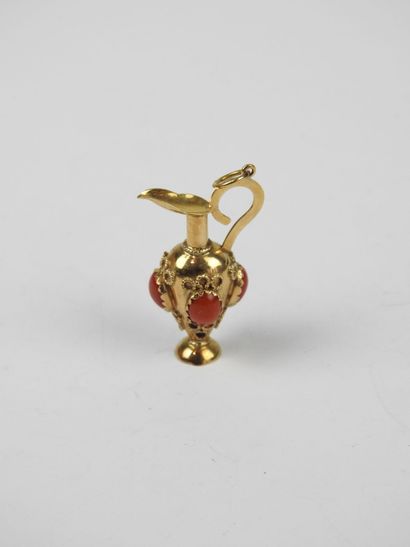 PENDENTIF Aiguière en or jaune à cabochons...