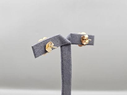 Pair of 750 thousandth yellow gold chased...