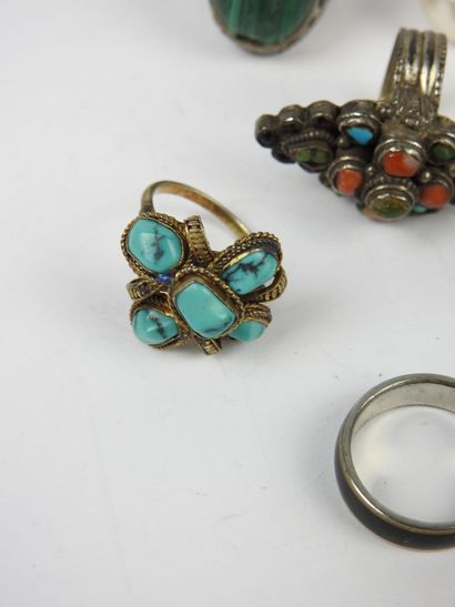 BIJOUX FANTAISIE. Lot de six bagues en argent...