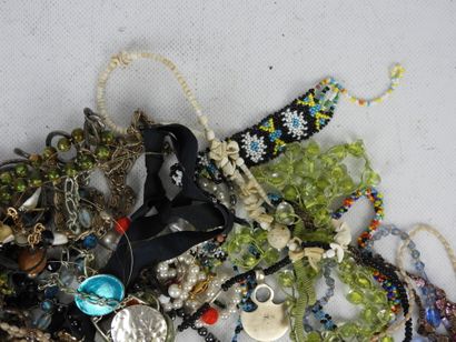 BIJOUX FANTAISIE. Lot comprenant bracelets,...