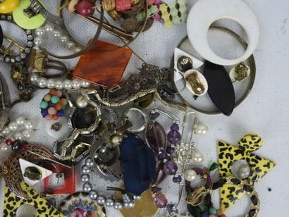 BIJOUX FANTAISIE. Lot comprenant bracelets,...