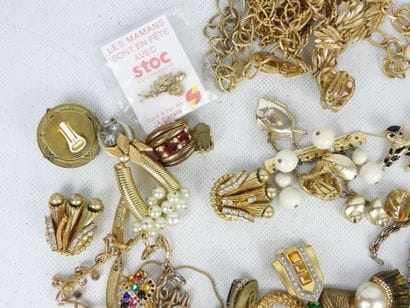 BIJOUX FANTAISIE. Lot comprenant bracelets,...