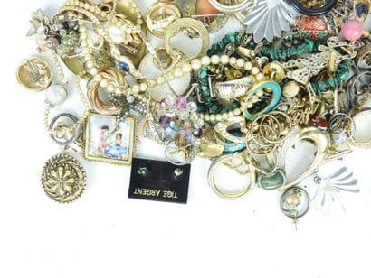 BIJOUX FANTAISIE. Lot comprenant bracelets,...