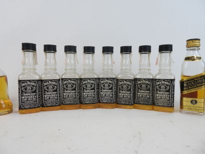 Lot de douze mignonnettes de Whisky dont...