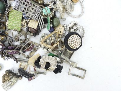 BIJOUX FANTAISIE. Lot comprenant broches,...