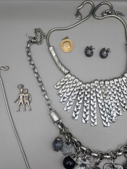 LOT de 7 bijoux comprenant une paire de boucles...