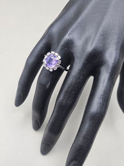 Bague en or gris 750 millièmes centrée d'un...