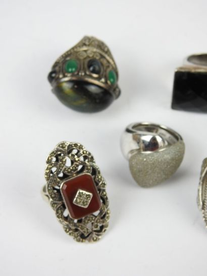 BIJOUX FANTAISIE. Lot de cinq bagues en argent...